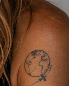 El tatuaje de Zoe: un globo con un avión