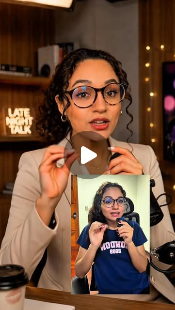 Reel de @karinapunil_mkt sujetando un móvil con su clon de IA